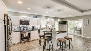 Fridge, microwave, stovetop, dishwasher