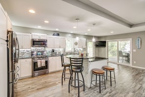 Fridge, microwave, stovetop, dishwasher