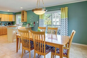 Dining - Walk to Shore: Home w/ Deck in Rockaway Beach! (Rockaway Beach)