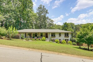 Exterior - 4 Mi to UGA: Bright & Airy Athens Apartment! (Athens)