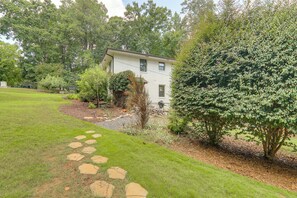 Property grounds - 4 Mi to UGA: Bright & Airy Athens Apartment! (Athens)