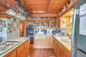 Refrigerador, microondas, parrilla de estufa y cafetera y tetera 