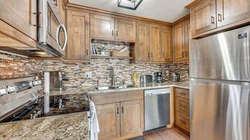 Fridge, microwave, stovetop, dishwasher