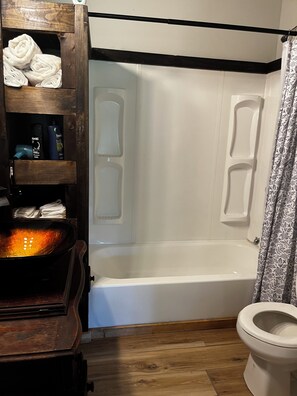 Sèche-cheveux, serviettes fournies, savon, papier toilette