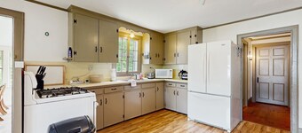 Historic Vermont farmhouse in 100+ acres, balcony, sunroom, office, window a/c