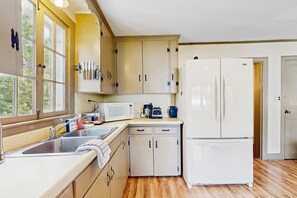 Frigorífico, microondas, horno y placa de cocina