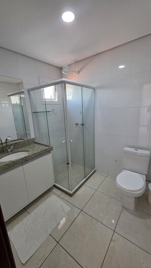 Ducha, toallas, jabón, papel higiénico