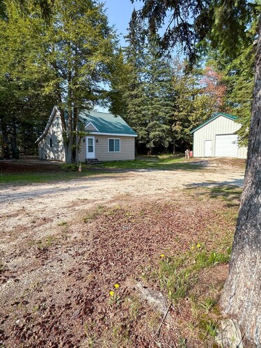 Cozy Upper Peninsula Michigan cabin for 6 near Snowmobile Trail 43 and Fox River