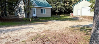 Cozy Upper Peninsula Michigan cabin for 6 near Snowmobile Trail 43 and Fox River
