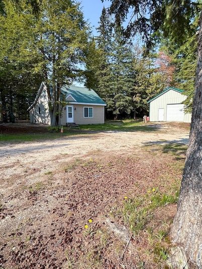 Cozy Upper Peninsula Michigan cabin for 6 near Snowmobile Trail 43 and Fox River