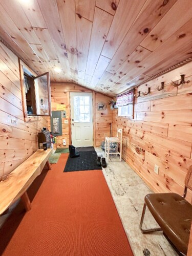 Cozy Upper Peninsula Michigan cabin for 6 near Snowmobile Trail 43 and Fox River