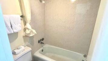 Habitación doble Confort | Baño | Tina, toallas, jabón, shampoo