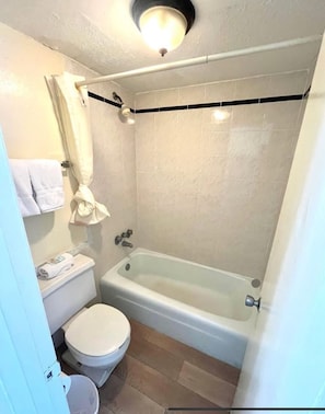 Comfort Double Room | Bathroom | Bathtub, towels, soap, shampoo