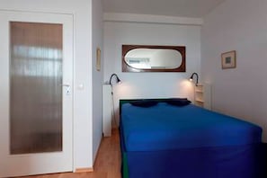 1 dormitorio, tabla de planchar con plancha, wifi gratis y ropa de cama