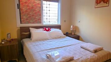 2 bedrooms, iron/ironing board, internet, bed sheets