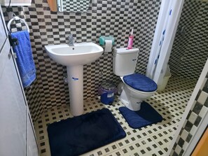 Hiustenkuivaaja, pyyhkeet, saippua, vessapaperi