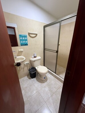 Regadera, toallas, jabón, papel de baño 