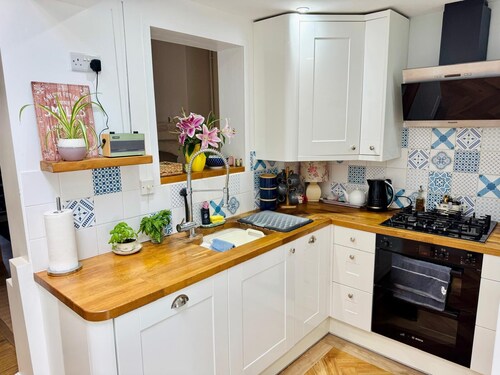 Marlborough house with private parking
Walking distance to town centre