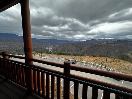 Smoky Mountain view villa ,thats family friendly.
