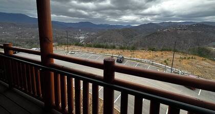 Smoky Mountain view villa ,thats family friendly.