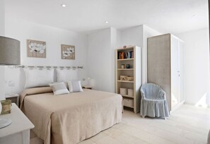 3 habitaciones, tabla de planchar con plancha, wifi y ropa de cama 