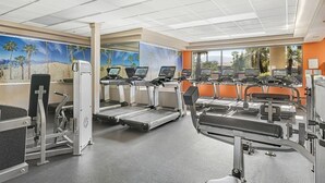 Ein Fitnessstudio mit Laufbändern, Ergometer und Krafttrainingsgeräten.