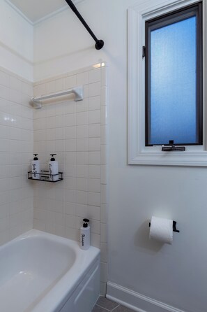 Haartrockner, Bidet, Handtücher, Seife