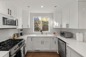 Fridge, microwave, oven, stovetop - North Hills Treehouse, 3BR, Sleeps 8, Hot Tub, Fire pit (Raleigh)