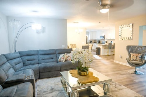 Welcoming 4-bedroom house with AC in Lakeland