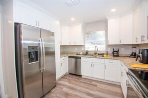 Mikrowelle, Ofen, Herdplatte, Geschirrspüler