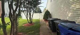 Charming 2-bedroom condo in brilliant Bowie with AC