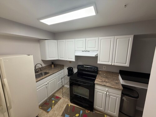 Charming 2-bedroom condo in brilliant Bowie with AC