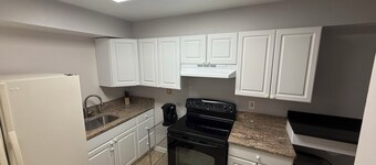 Charming 2-bedroom condo in brilliant Bowie with AC