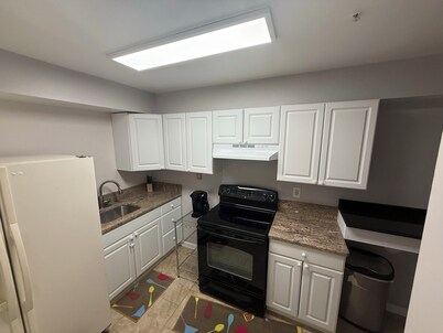 Charming 2-bedroom condo in brilliant Bowie with AC