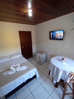 6 bedrooms, WiFi, bed sheets