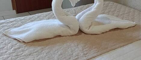 6 bedrooms, WiFi, bed sheets