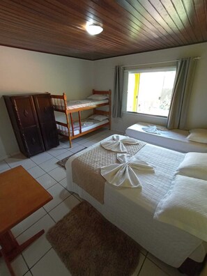 6 bedrooms, WiFi, bed sheets - Grandpa Lica's Inn with swimming pool (Penha)