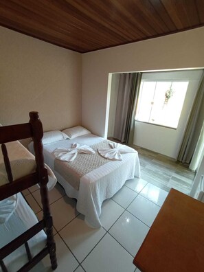6 bedrooms, WiFi, bed sheets - Grandpa Lica's Inn with swimming pool (Penha)