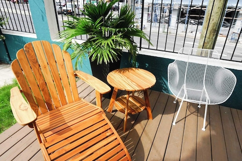 Sleeps 8 Stylish Sobro Suites, Walk to Dining, Drinks & More by Avantstay