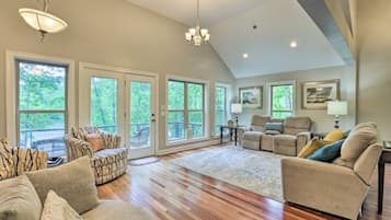 Televisor intel·ligent, futbolí i llibres