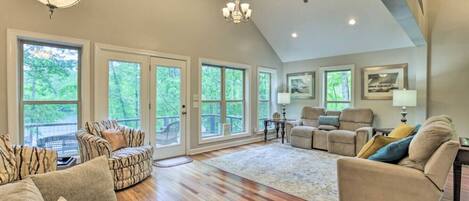 Televisor intel·ligent, futbolí i llibres