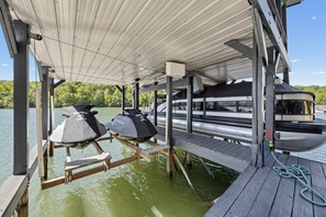 Un quai abrité équipé de deux moteurs hors-bord Yamaha et d’un bateau.