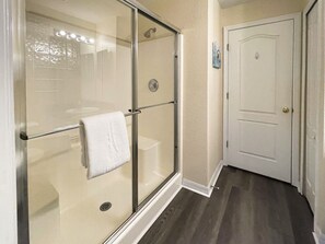 Hair dryer, towels - Spacious 5-Bedroom Holiday Home with Pool, Spa, Cinema Room & More – Your Dream Vacation Awaits! (Clermont)