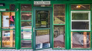 Um edifício verde com uma placa que diz "LA VILLA VERDE".