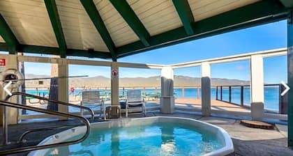 WINTER PARADISE -Lakefront resort, 10 min to skiing, pool, game room, gym