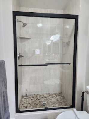SĂšche-cheveux, serviettes fournies, savon, papier toilette