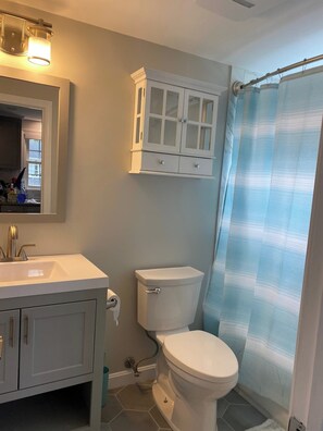 Bathroom - Beautifully appointed 2 bedroom with access to a private beach! (DENNIS PORT)