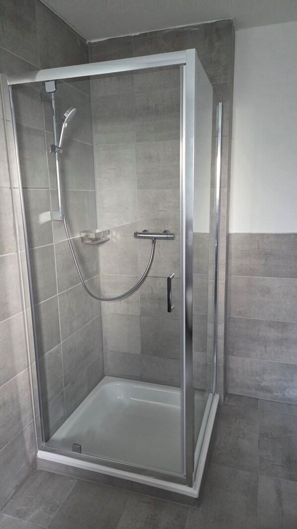 Douche, séchoir à cheveux, serviettes fournies, papier de toilette