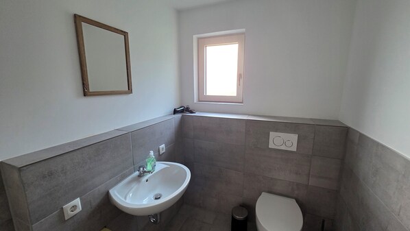 Dusj, hårføner, håndklær og toalettpapir