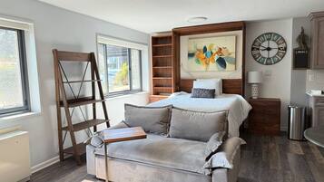 Desk, iron/ironing board, WiFi, bed sheets